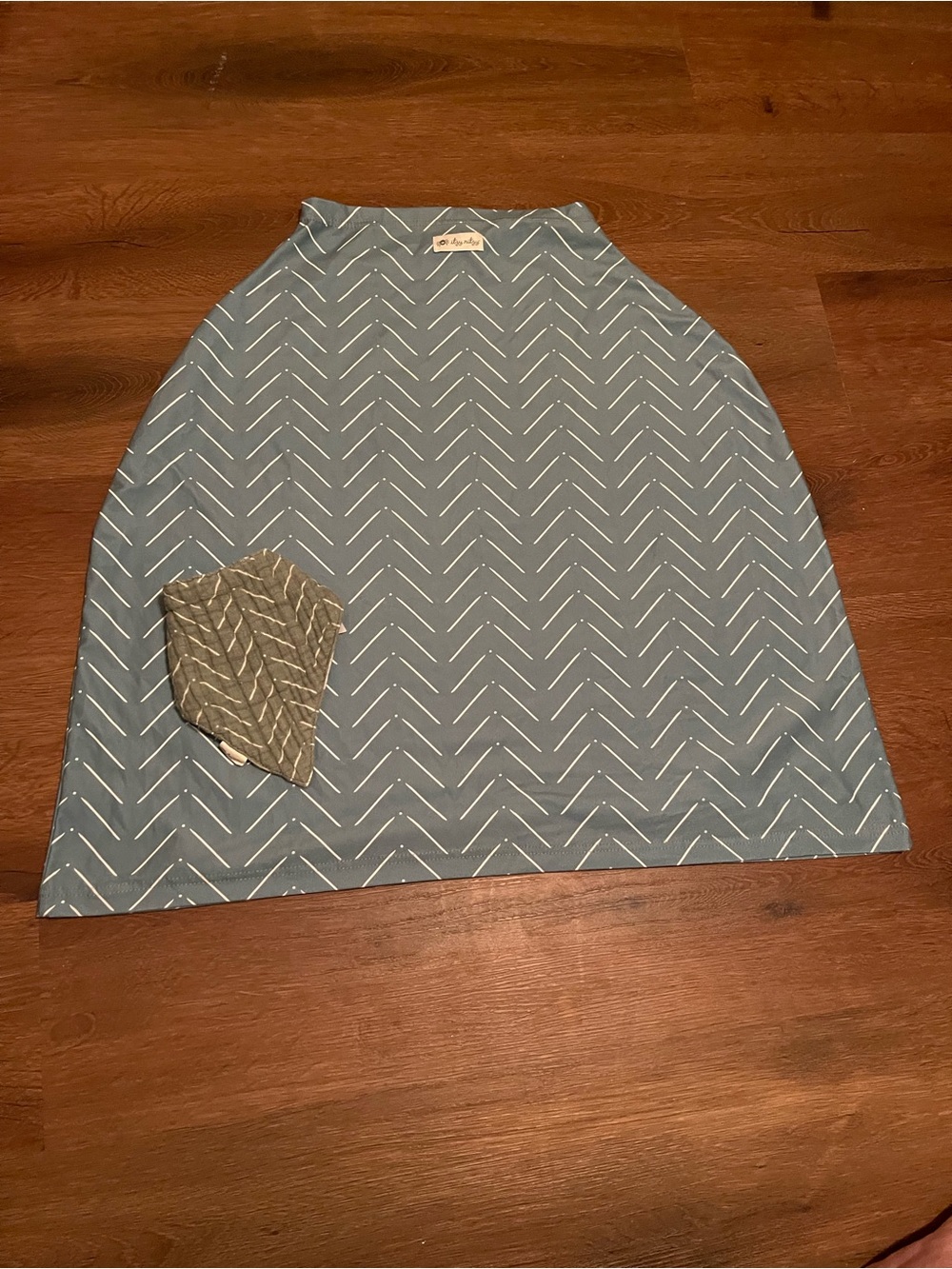 Itzy Ritzy Nursing Breastfeeding Cover and Baby Bib